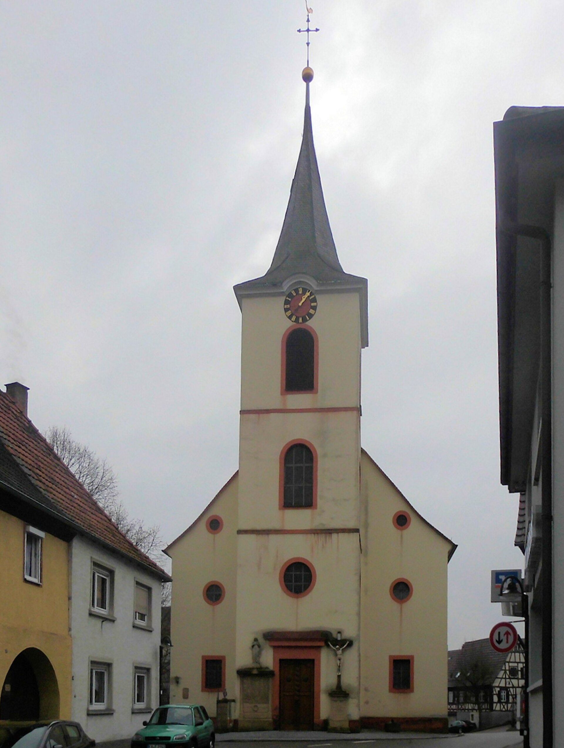 Katholische Pfarrkirche St. Mauritius in Neibsheim, Westfassade mit Turm
