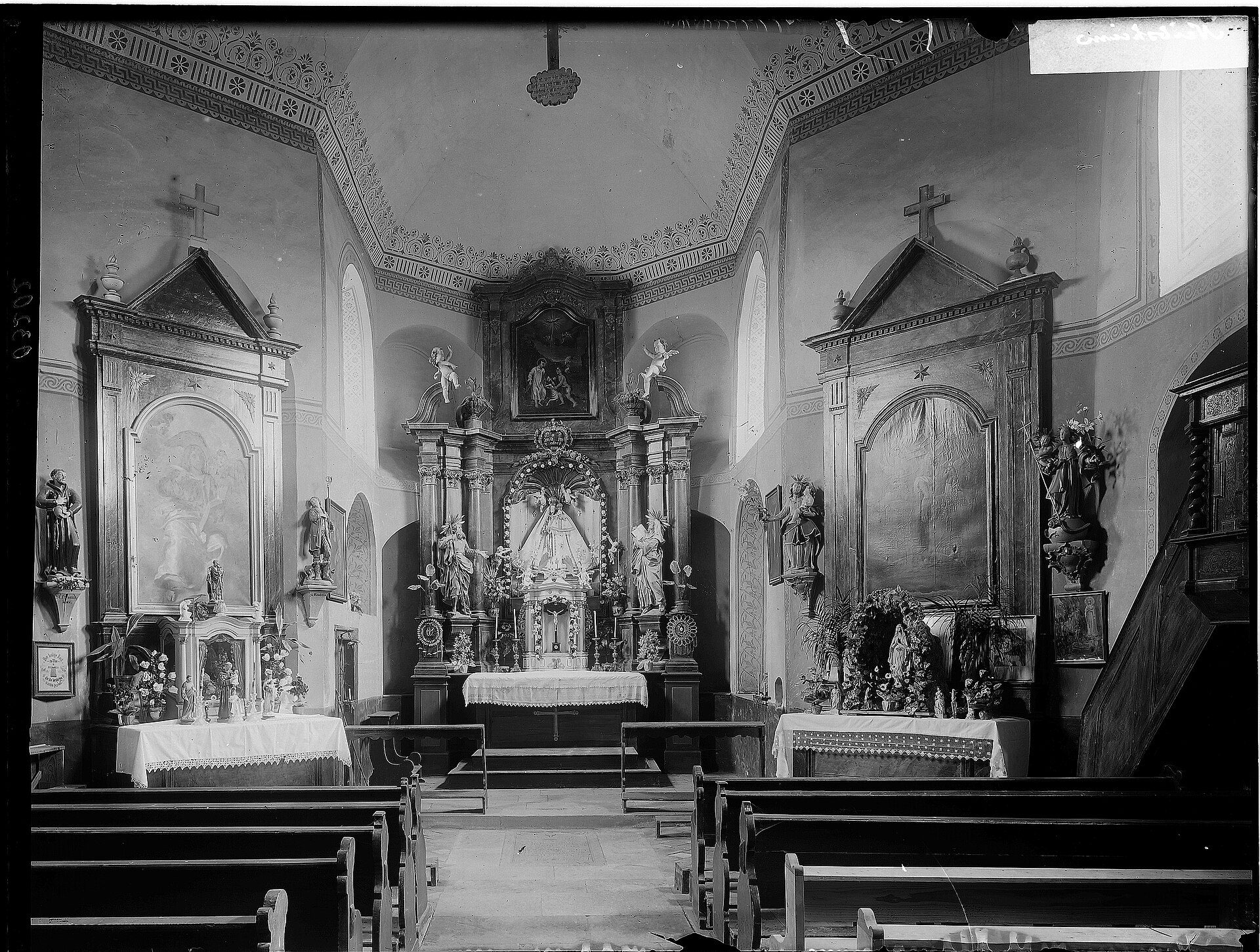 Historische Aufnahme: Innenraum der Lorettokapelle in Neibsheim mit Blick zum Altar